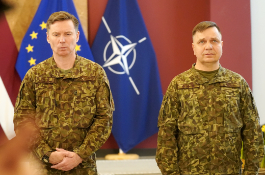 Nacionālo bruņoto spēku komandieris ģenerālmajors Kaspars Pudāns (no kreisās) un Valsts kancelejas Krīzes vadības centra vadītājs pulkvedis Arvis Zīle piedalās mediju brīfingā Ministru kabinetā, kurā informē par nesenajiem dronu incidentiem Latvijā. Nacionālo bruņoto spēku komandieris ģenerālmajors Kaspars Pudāns (no kreisās) un Valsts kancelejas Krīzes vadības centra vadītājs pulkvedis Arvis Zīle piedalās mediju brīfingā Ministru kabinetā, kurā informē par nesenajiem dronu incidentiem Latvijā.