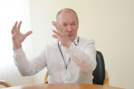 Uldis Biķis: "Šobrīd no saimnieciskās izmantošanas dabas aizsardzības vārdā grib izņemt apmēram pusi no visiem mežiem, kaut gan tie audzēti tieši kā saimnieciskie meži, tādi, kas paredzēti ciršanai. Ar kādiem resursiem strādās kokrūpniecība? Ja tā notiks, tad ilgtermiņa periodā runa ir par desmitiem miljardu eiro lielu tautsaimniecības apjoma samazinājumu līdz 2050. gadam." Uldis Biķis: "Šobrīd no saimnieciskās izmantošanas dabas aizsardzības vārdā grib izņemt apmēram pusi no visiem mežiem, kaut gan tie audzēti tieši kā saimnieciskie meži, tādi, kas paredzēti ciršanai. Ar kādiem resursiem strādās kokrūpniecība? Ja tā notiks, tad ilgtermiņa periodā runa ir par desmitiem miljardu eiro lielu tautsaimniecības apjoma samazinājumu līdz 2050. gadam."
