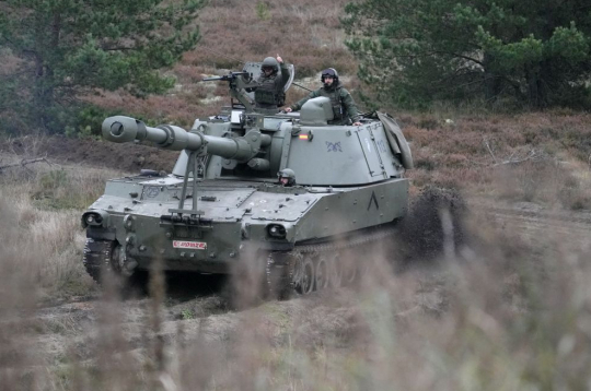 NATO Daudznacionālās brigādes Latvijā mācību "Resolute Warrior" tanku un smagās artilērijas manevru un kaujas šaušanas vingrinājums Ādažu poligonā 2025. gada 9. novembrī. NATO Daudznacionālās brigādes Latvijā mācību "Resolute Warrior" tanku un smagās artilērijas manevru un kaujas šaušanas vingrinājums Ādažu poligonā 2025. gada 9. novembrī.