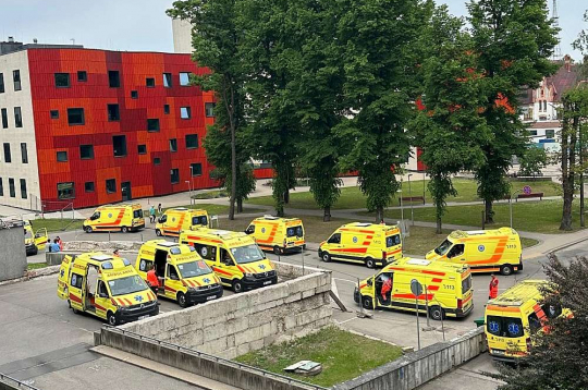 Pirmdien laukumā pie Paula Stradiņa klīniskās universitātes slimnīcas Neatliekamās medicīnas centra rindā gaidīja vairāk nekā desmit ātrās palīdzības mašīnu.