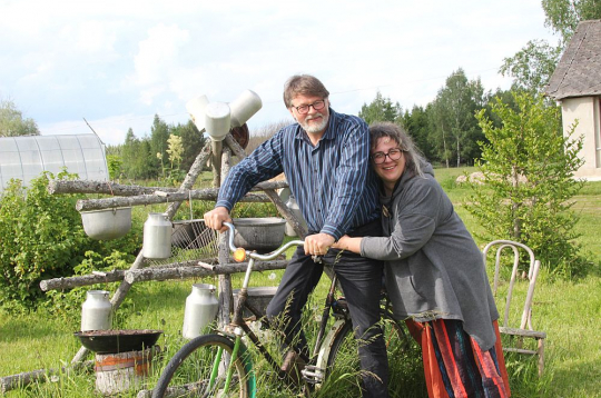 "Birzuļu" saimnieki Linda un Kalvis Aldersoni dēla Gustava veidotā agrārās mākslas instalācijā.