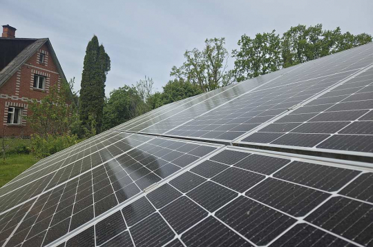 Saules paneļi ir viens no veidiem, kā samazināt rēķinu par elektroenerģiju. Īpaši tad, ja tā tiek tērēta tajā pašā mirklī, kad tiek saražota, darbinot jaudīgas sadzīves iekārtas vai lādējot elektroauto.