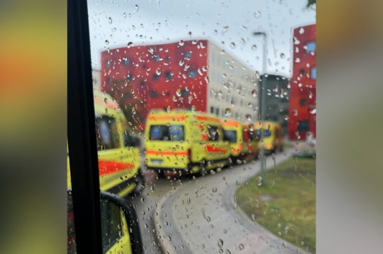 NMPD automašīnu rinda pie PSKUS.