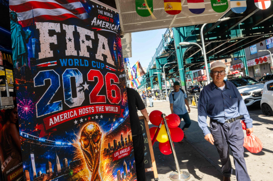 Uzņēmumi Rūzvelta avēnijā Ņujorkas Kvīnsas rajonā gatavojas Pasaules kausam futbolā, 2026. gada 9. jūnijā izvietojot valstu karogus, futbola kreklus un dažādus svētku plakātus un dekorācijas.