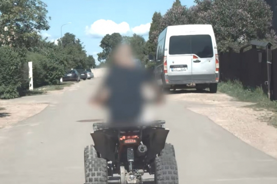 Bēgošais kvadricikla vadītājs.