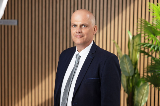 Jurģis Vinniņš, AS "Sadales tīkls" (ST) Stratēģisko klientu vadītājs: "Līdz šim sistēmas operators atsevišķi uzskaitījis un analizējis neplānotos elektroenerģijas piegādes pārtraukumus ar ilgumu virs 24 stundām. Šogad tādi bijuši 40 objektos."