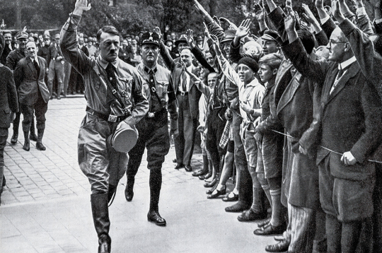Nacistiskās Vācijas līderis Ādolfs Hitlers partijas konferences trešajā dienā 1929. gadā. Nacistiskās Vācijas līderis Ādolfs Hitlers partijas konferences trešajā dienā 1929. gadā.
