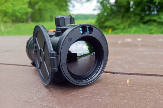 Uzlika ir 50 mm lēca, un tai blakus ir iebūvēts lāzera tālmērs. Uzlika ir 50 mm lēca, un tai blakus ir iebūvēts lāzera tālmērs.