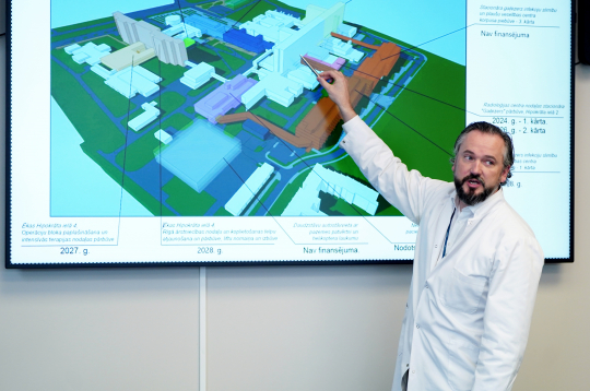 Rīgas Austrumu klīniskās universitātes slimnīcas (RAKUS) valdes loceklis Haralds Plaudis piedalās preses konferencē, kurā informē par RAKUS jaunā infekciju korpusa projekta attīstības gaitu, finansējumu un tā pārvaldību.