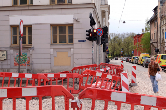 Remontdarbi Dzirnavu un Skolas ielas krustojumā.