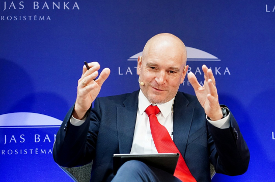 SIA "Primekss" valdes priekšsēdētājs Jānis Ošlejs: “Tā vietā, lai visā vainotu valsts birokrātiju, mums būtu jādomā, kā trenēt uzņēmējus un likt tiem domāt plašāk un mērogojamāk, nevis nodarboties ar dažādām muļķībām – mazas kafejnīcas vai mazas viesnīcas, vai maza vietējo pakalpojumu uzņēmuma radīšanu. Šie uzņēmumi nekad mūžā nebūs produktīvi, tas vienkārši nav iespējams.” SIA "Primekss" valdes priekšsēdētājs Jānis Ošlejs: “Tā vietā, lai visā vainotu valsts birokrātiju, mums būtu jādomā, kā trenēt uzņēmējus un likt tiem domāt plašāk un mērogojamāk, nevis nodarboties ar dažādām muļķībām – mazas kafejnīcas vai mazas viesnīcas, vai maza vietējo pakalpojumu uzņēmuma radīšanu. Šie uzņēmumi nekad mūžā nebūs produktīvi, tas vienkārši nav iespējams.”