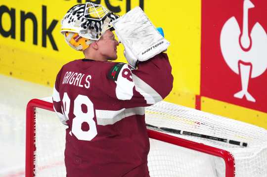 Latvijas hokeja izlases vārtsargs Gustavs Dāvis Grigals 2026. gada pasaules hokeja čempionāta spēlē starp Latvijas un Somijas valstsvienībām "Swiss Life" arēnā Cīrihē.