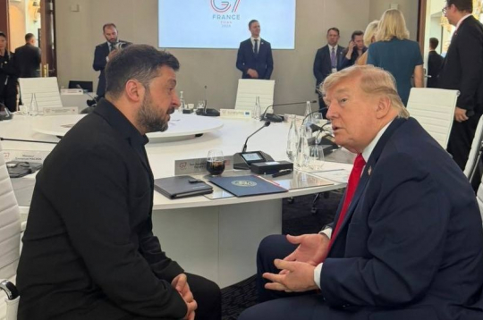 Volodimirs Zelenskis un Donalds Tramos G7 samitā. 