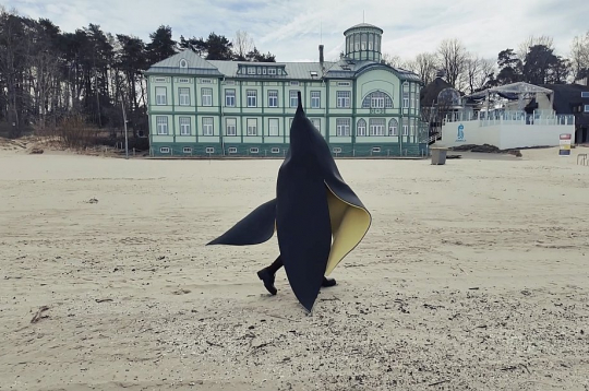 Skats no performances "Melnais banāns" izstādes atklāšanā Majoru pludmalē.