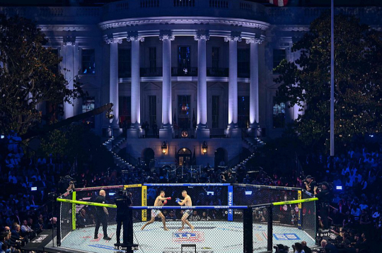 Pie Baltā nama ierīkotā UFC arēna.