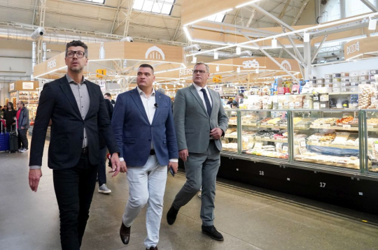 SIA "Rīgas nami" valdes priekšsēdētājs Ojārs Valkers (no kreisās), Rīgas domes priekšsēdētāja vietnieks Edvards Ratnieks un Rīgas domes priekšsēdētājs Viesturs Kleinbergs apseko Rīgas Centrāltirgus paviljonus.