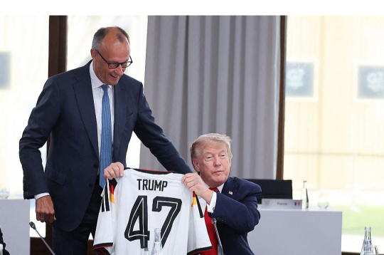 Vācijas kanclers Frīdrihs Mercs (no kreisās) G7 samita laikā Eviānā ASV prezidentam Donaldam Trampam uzdāvināja Vācijas futbola izlases kreklu ar 47. numuru, kas simbolizē pašlaik amatā esošo Savienoto Valstu 47. prezidentu.