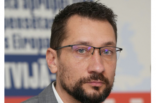 Latvijas Lauku ģimenes ārstu asociācijas viceprezidents Ainis Dzalbs: “Dažādu sakaru un datoru tehnoloģiju attīstība šobrīd vistiešākajā veidā ir saistāma ar ģimenes medicīnas tālāko attīstību. Tas ir kļuvis par vienu no lielākajiem medicīnas attīstības virzītājspēkiem, kas nosaka ģimenes medicīnas pieejamību, kvalitāti, tās saturu, izmaksu efektivitāti, datu aprites kārtību un citus ģimenes medicīnas aspektus.” Latvijas Lauku ģimenes ārstu asociācijas viceprezidents Ainis Dzalbs: “Dažādu sakaru un datoru tehnoloģiju attīstība šobrīd vistiešākajā veidā ir saistāma ar ģimenes medicīnas tālāko attīstību. Tas ir kļuvis par vienu no lielākajiem medicīnas attīstības virzītājspēkiem, kas nosaka ģimenes medicīnas pieejamību, kvalitāti, tās saturu, izmaksu efektivitāti, datu aprites kārtību un citus ģimenes medicīnas aspektus.”
