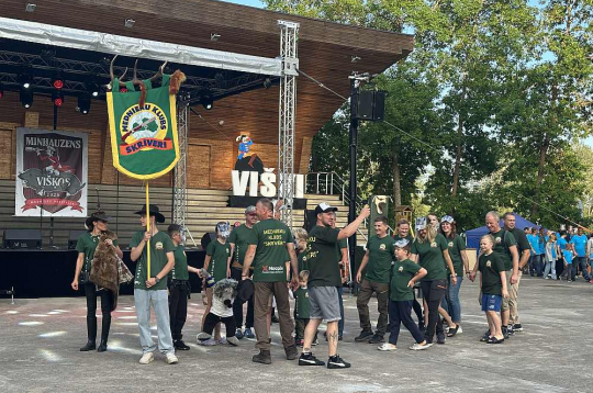 Kadrs no 2025. gada "Minhauzena" festivāla, kas notika Višķos.
