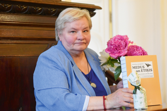 Literatūrzinātnieces Janīnas Kursītes monogrāfija iznākusi vairāk nekā 700 lappušu apjomā.