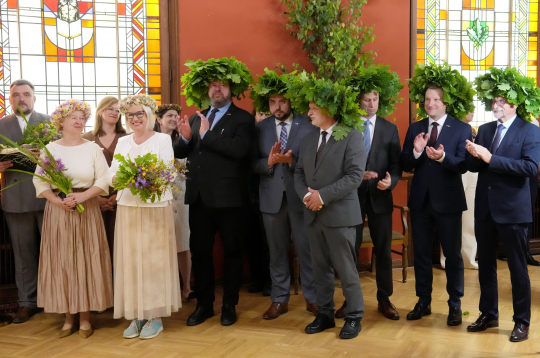 Saeimas deputāti Līga Kļaviņa (no kreisās), Līga Kozlovska, Jānis Skrastiņš, Jānis Grasbergs, Jānis Vucāns, Jānis Eglītis, Jānis Patmalnieks un Jānis Dinevičs piedalās Jāņu ielīgošanas pasākumā Saeimā. Saeimas deputāti Līga Kļaviņa (no kreisās), Līga Kozlovska, Jānis Skrastiņš, Jānis Grasbergs, Jānis Vucāns, Jānis Eglītis, Jānis Patmalnieks un Jānis Dinevičs piedalās Jāņu ielīgošanas pasākumā Saeimā.