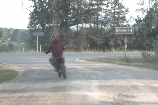 Bēgošais motociklists.
