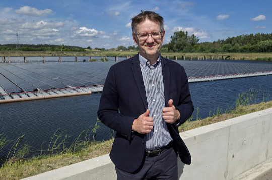 "Pašu saražotā enerģija ļauj samazināt atkarību no elektroenerģijas cenu svārstībām un ilgtermiņā mazināt spiedienu uz tarifu. Notekūdeņu attīrīšanas tarifs kopš jūnija ir samazinājies no 0,99 līdz 0,64 eiro par kubikmetru, kas ir gandrīz par 35% mazāk nekā iepriekš," secina uzņēmuma "Jūrmalas ūdens" valdes loceklis Mārtiņš Strazds.