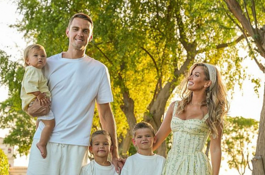 Rolands un Kristija Freimaņi ir vecāki trīs puikām – Kristjanam (6), Karelam (5) un Korajam (1).