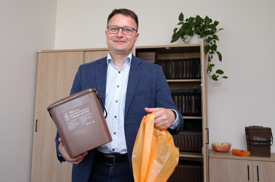 Pašvaldībā var saņemt gan kastīti, gan arī oranžas krāsas maisiņus, tos var pirkt arī veikalā, kurus pēc piepildīšanas aizsien un met nešķiroto atkritumu konteinerā. Viļņas pašvaldības Enerģētikas departamenta vadītājs Daliuss Krinicks demonstrē mājsaimniecībām izsniedzamās kastītes un maisiņus.