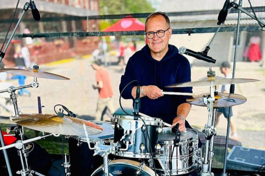 Guntars Račs: "Sākām grupu "bet bet" kā joku, izklaidi, bet joks nu ir ieildzis, un mums tas pašiem patīk. Cik ilgi patiks, tik ilgi arī kopā muzicēsim."