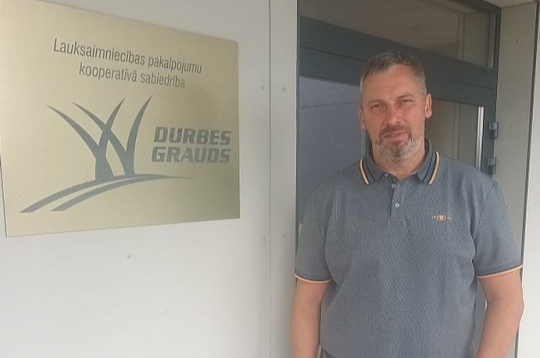 "Šopavasar piedzīvojām precedentu: pārdeva ļoti labu zemi, apmēram 50 ha vienā laukā, varētu teikt – ideālu gabalu. Pircējs neatradās. Pārdevējs meklēja pagaidu risinājumu dalot un iznomājot. Arvien vairāk zemnieku tagad kļūst tādi kā ķīlnieki – saistības ir, bet ražot nav izdevīgi," jaunu tendenci iezīmē lauksaimniecības pakalpojumu kooperatīvās sabiedrības "Durbes grauds" valdes priekšsēdētājs Sandris Bēča.