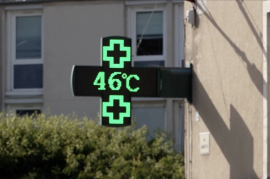 Francijas gaisa temperatūra dažviet sasniedz pat 46 grādus. 