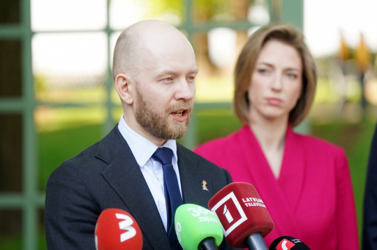 Partijas "Progresīvie" Saeimas frakcijas vadītājs Andris Šuvajevs un bijusī kultūras ministre Agnese Lāce piedalās preses brīfingā pēc tikšanās ar Valsts prezidentu Rīgas pilī, kurā pārrunāja tālāko rīcību valdības krīzes apstākļos.