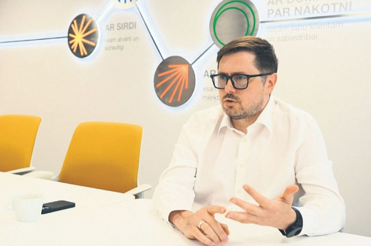 "Darbinieki un tāpat klienti sāk pierast, ka esam arī moderno tehnoloģiju uzņēmums. Kad biržā mūsu pamatproduktam – enerģijai – cena un iepirkums mainās ik pēc 15 minūtēm, citādi nemaz nevar," secina Ģirts Vikmanis, AS "Latvenergo" informācijas tehnoloģiju izstrādes un mākslīgā intelekta direktors.