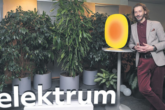 "Lai prognozētu ražošanas jaudas, mums ir jābūt pēc iespējas precīzākām laika prognozēm. Cikos līs, kad spīdēs saule, pūtīs vējš un tamlīdzīgi. Tagad satelīti no kosmosa atmosfēras slāņus var nomērīt jau ik pēc simt metriem, un šāds datu kvantums cilvēkam vairs īsti nav aptverams," par mākslīgā intelekta rīku pielietojumu laika apstākļu prognozēšanā stāsta AS "Latvenergo" enerģijas vairumtirdzniecības direktors Guntis Lūsis.