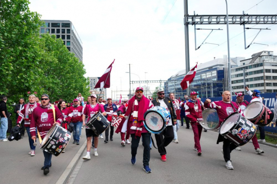 Hokeja fanu gājiens uz "Swiss Life" arēnu 2026. gada pasaules hokeja čempionāta laikā Cīrihē. 