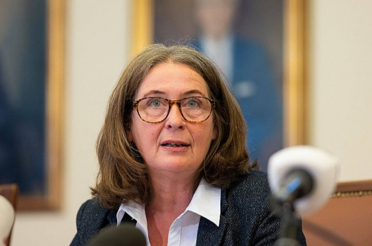 Grācas pilsētas iedzīvotājus sen neuztrauc, ka viņu pilsētas galva Elke Kāra ir komuniste. Viņas panākumus vēlēšanās nodrošina saprātīga komunālā politika. Grācas pilsētas iedzīvotājus sen neuztrauc, ka viņu pilsētas galva Elke Kāra ir komuniste. Viņas panākumus vēlēšanās nodrošina saprātīga komunālā politika.