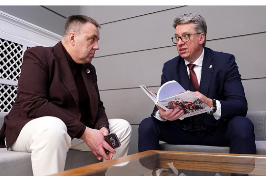 LOK prezidents Raimonds Lazdiņš (no kreisās) uzskata, ka ar Valsts sporta fonda izveidi tiktu atrisināta absurdā sistēma, kad nacionālo izlašu sagatavošanai dalībai pasaules un Eiropas čempionātos finansējums tiek piešķirts no valsts budžeta līdzekļiem neparedzētiem gadījumiem. Latvijas hokeja izlase, kuru trenē Harijs Vītoliņš, pēdējos gados tikai tā tikusi pie finansējuma pirms pasaules čempionātiem. LOK prezidents Raimonds Lazdiņš (no kreisās) uzskata, ka ar Valsts sporta fonda izveidi tiktu atrisināta absurdā sistēma, kad nacionālo izlašu sagatavošanai dalībai pasaules un Eiropas čempionātos finansējums tiek piešķirts no valsts budžeta līdzekļiem neparedzētiem gadījumiem. Latvijas hokeja izlase, kuru trenē Harijs Vītoliņš, pēdējos gados tikai tā tikusi pie finansējuma pirms pasaules čempionātiem.