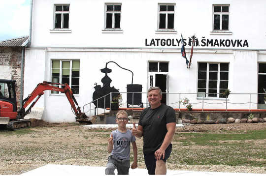 Kamēr meita Katrīna jūrā burā, Juoņs ar citu brašu palīgu Kristeru gatavojas "Latgales šmakovkas" 10 gadu jubilejas festivālam.