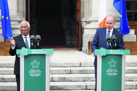 Eiropadomes priekšsēdētājs Antoniu Košta (no kreisās) 1. jūlijā Dublinā apmeklēja ceremoniju, ar kuru tika aizsākta Īrijas prezidentūra Eiropas Savienības Padomē. Īrijas premjers Mihāls Mārtins (no labās) paziņoja, ka viņa pārstāvētā valsts šos pienākumus uzņemas laikā, kad "pasaulē valda lielāka nenoteiktība un neprognozējamība". Eiropadomes priekšsēdētājs Antoniu Košta (no kreisās) 1. jūlijā Dublinā apmeklēja ceremoniju, ar kuru tika aizsākta Īrijas prezidentūra Eiropas Savienības Padomē. Īrijas premjers Mihāls Mārtins (no labās) paziņoja, ka viņa pārstāvētā valsts šos pienākumus uzņemas laikā, kad "pasaulē valda lielāka nenoteiktība un neprognozējamība".