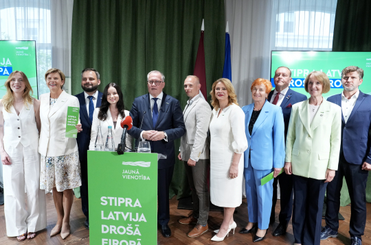 Partiju apvienības "Jaunā Vienotība" (JV) 15. Saeimas vēlēšanu kandidāti - Beāte Jonīte, Baiba Braže, Edmunds Jurēvics, Loreta Abakoka, Arvils Ašeradens, Mārtiņš Spravņiks, Evika Siliņa, Alīna Gendele, Rihards Kozlovskis, Inga Bērziņa un Andris Aniņš piedalās pasākumā, kurā JV iepazīstina ar Ministru prezidenta amata kandidātu, sarakstu līderiem un 15. Saeimas vēlēšanu programmu.