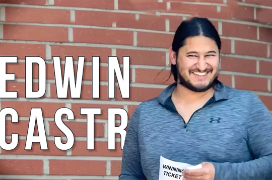 Kadrs no “Stupidly Expensive Things Edwin Castro Owns | Biggest Powerball Winner” (Muļķīgi dārgas lietas, kas pieder Edvīnam Kastro | Lielākais “Powerball” balvas ieguvējs. – angļu val.).