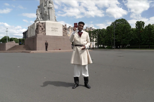 Brazīlietis Felipe Gabriels Ksavjērs pēc vienpadsmit Latvijā pavadītiem gadiem beidzot saņem Latvijas pasi.