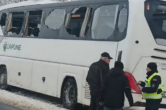 Negadījumā tika nolauzts autobusa ārējais atpakaļskata spogulis, kas kopā ar stiprinājuma detaļām ietriecās autobusa salonā.