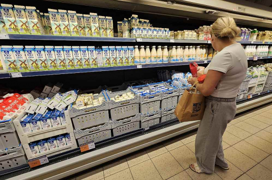 Lielie tirdzniecības tīkli ideju par cenu samazināšanu atsevišķiem produktiem, kam noteikts zemāks PVN, uztvēruši atsaucīgi, mazie veikaliņi – kā nu kurš… Viens no produktiem, kas kopš jūlija sākuma daudzviet maksā mazāk, ir olas. Lielie tirdzniecības tīkli ideju par cenu samazināšanu atsevišķiem produktiem, kam noteikts zemāks PVN, uztvēruši atsaucīgi, mazie veikaliņi – kā nu kurš… Viens no produktiem, kas kopš jūlija sākuma daudzviet maksā mazāk, ir olas.