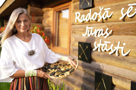 Vēja zvanu darināšana – tā ir lieliska meditācija, iespēja pabūt ar sevi, uzskata vēja zvanu meistarotāja Baiba Dorne.