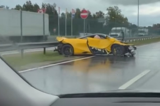 Avarējusī "McLaren" automašīna. Avarējusī "McLaren" automašīna.