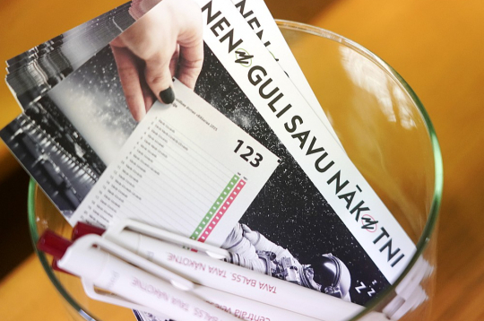 "Nenoguli savu nākotni," mudina Centrālā vēlēšanu komisija. Lai gan balsojums būs tikai oktobrī, ar iesniegtajiem sarakstiem, kandidātiem un programmām var iepazīties jau tagad.