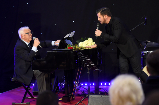 Maestro Raimonds Pauls (no kreisās) un dziedātājs Intars Busulis. Maestro Raimonds Pauls (no kreisās) un dziedātājs Intars Busulis.