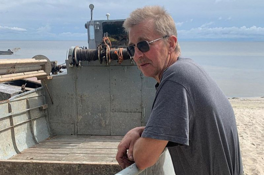 Uldis Meiers: "Mūspusē tāpat zvejnieki vairāk sēž sauszemē, ņemas ar apstrādi, kaut ko nokūpina – grūti ar vienu iztikšanu no jūras, visi strādā papildu darbus."